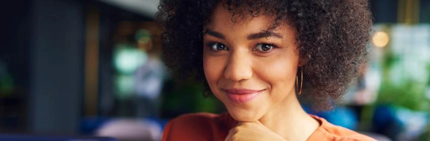 mulher-de-negocios-africana-no-trabalho-com-tablet-na-mao